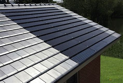 La solution solaire photovoltaïque en toiture : tuiles  .